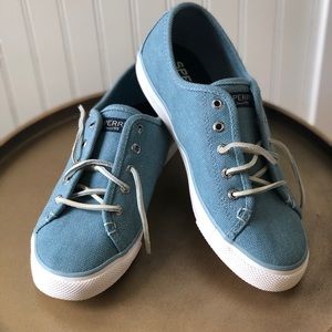 SPERRY CANVAS SNEAKER. SIZE: 7.5. ECU